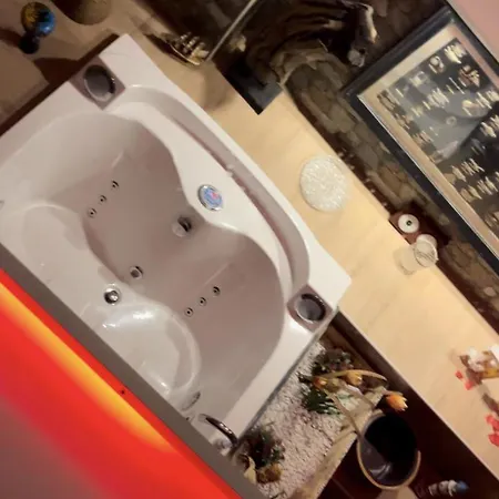 Jacuzzi House מלון